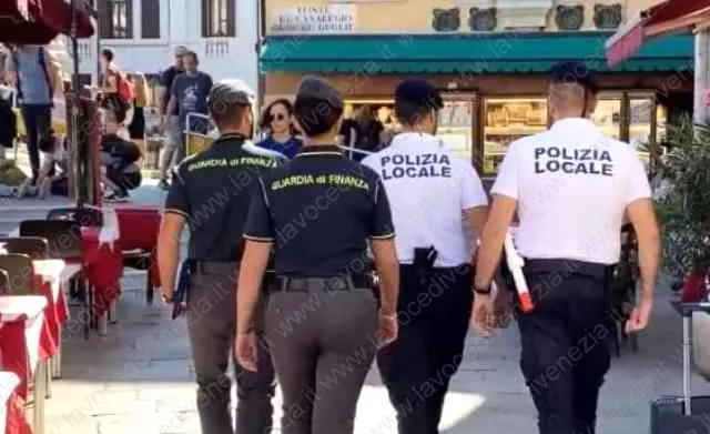 Polizia Locale E Guardia Di Finanza A Contrasto Del Commercio Abusivo A