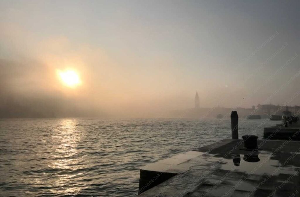 Venezia Con La Nebbia Svanisce Il Campanile Di San Marco La Salute E