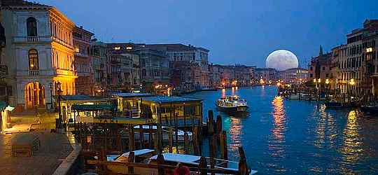 http://www.lavocedivenezia.it/wp-content/uploads/e107_images/venezia_luna_540.jpg