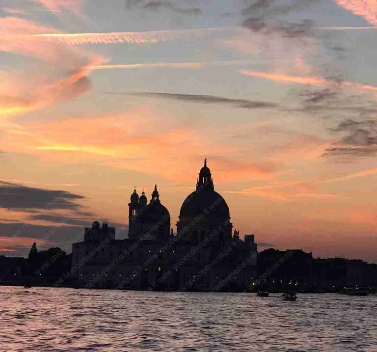 A Venezia La Madonna Della Salute La Storia Quando La Peste Decim I Veneziani