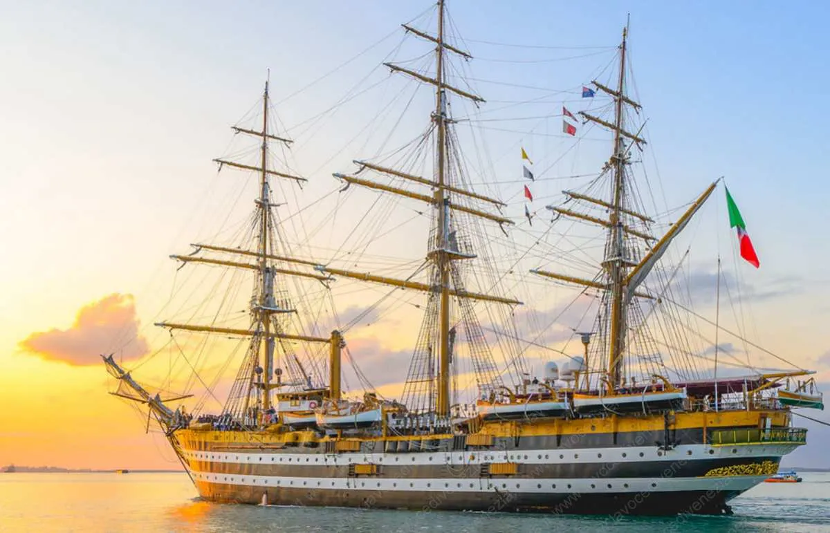 Nave Amerigo Vespucci e il Villaggio IN Italia in arrivo a Venezia ...