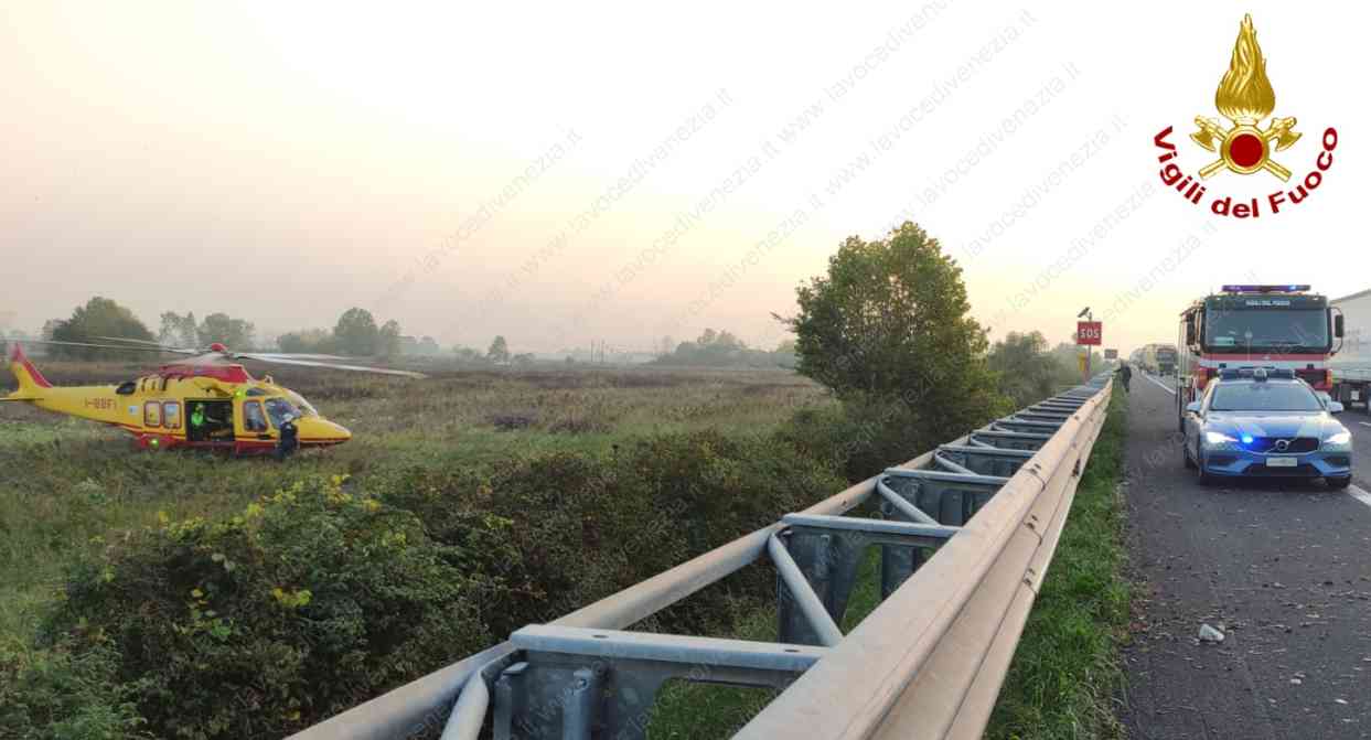 Auto Si Infila Sotto Camion Di Legname: Incidente Mortale In A4