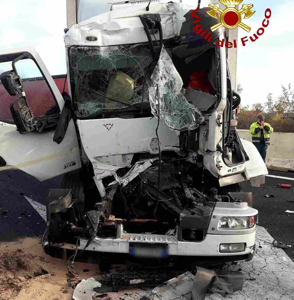 Tamponamento Tra Camion In A4: Due Feriti Gravi. Autostrada Chiusa